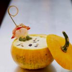Für die Halloweenparty: Kürbis-Kartoffel-Suppe mit Hummer