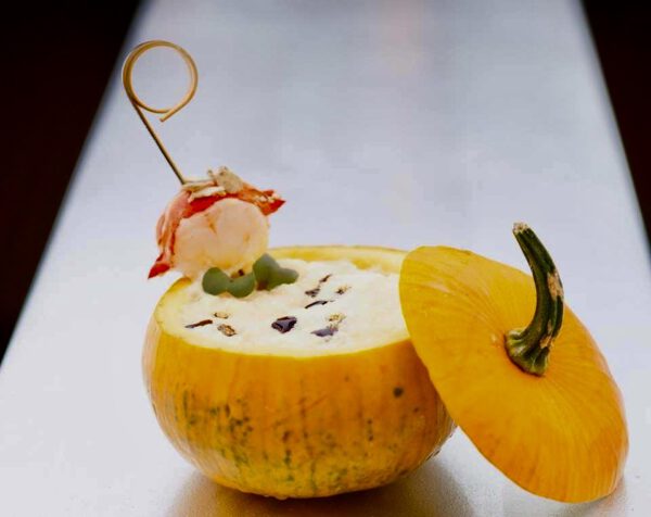 Für die Halloweenparty: Kürbis-Kartoffel-Suppe mit Hummer