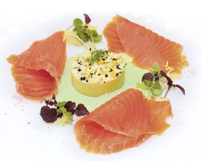 Gebeizter Coho Wildlachs mit Wasabi, Sauerrahm, Kartoffel und Ei