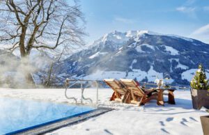 Der beheizte Außenpool öffnet einen eindrucksvollen Panoramablick auf das Salzachtal und die umliegenden Berge.