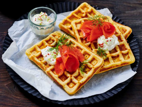 Räucherlachs-Waffeln mit Limetten-Dip