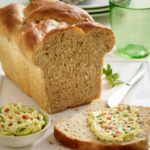 Selbst gebackenes Brot & herzhafter Aufstrich zu Kastenbrot