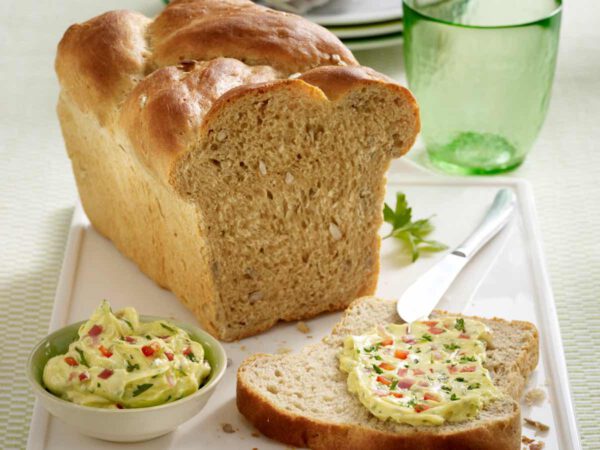 Selbst gebackenes Brot & herzhafter Aufstrich zu Kastenbrot