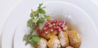 Gebackene Crème mit Johannisbeeren