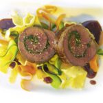 Gekräuterte Rinderroulade mit Gemüse-Papardelle