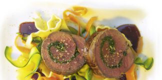 Gekräuterte Rinderroulade mit Gemüse-Papardelle