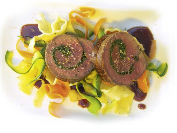 Gekräuterte Rinderroulade mit Gemüse-Papardelle