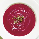 Rote-Bete-Suppe mit grünem Chili