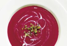 Rote-Bete-Suppe mit grünem Chili