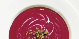 Rote-Bete-Suppe mit grünem Chili