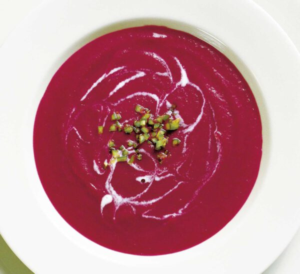 Rote-Bete-Suppe mit grünem Chili