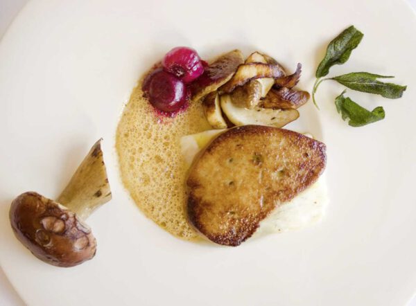 Steinbutt mit geschmolzener Gänseleber auf Steinpilzen a la crème