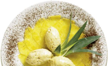 Zimtmousse auf Ananas-Carpaccio