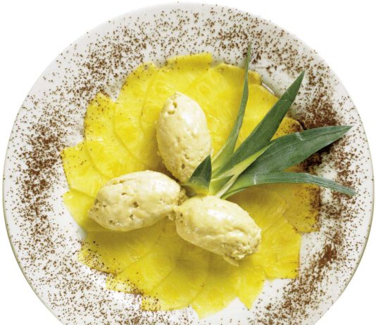 Zimtmousse auf Ananas-Carpaccio