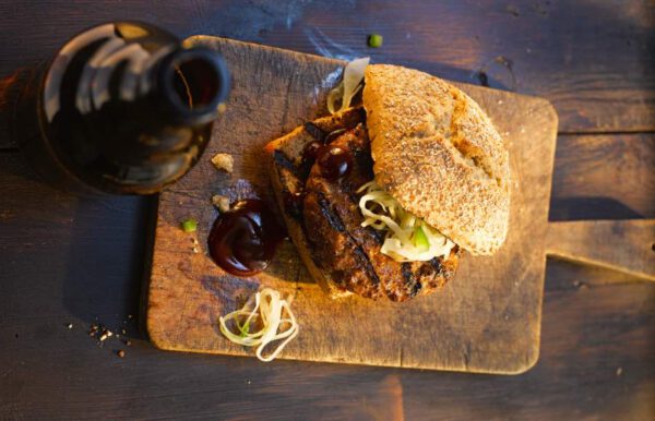 Bratwurst-Burger mit Kartoffelsalat