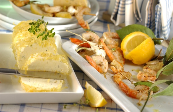 Zitronenbutter oder Kräuterbutter zu Seafood & Dorade mit Grill