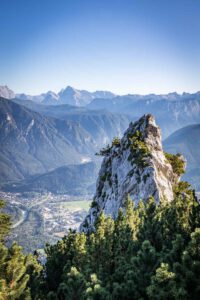 Das sehenswerte Industriedenkmal „Alte Saline“ mit seinen imposanten Wasserrädern kann im Rahmen von Führungen besucht werden. Dabei geht es auch bis zur tief unter der oberbayerischen Alpenstadt Bad Reichenhall gelegenen Solequelle.