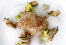 Gefüllte Tasche vom Kalbsfilet mit Artischocken und Rakischaum