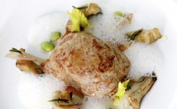 Gefüllte Tasche vom Kalbsfilet mit Artischocken und Rakischaum