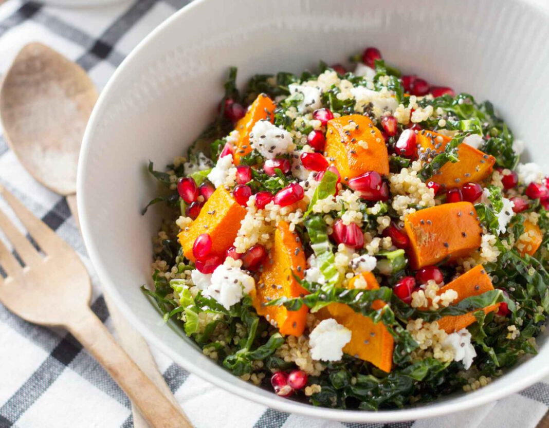 Quinoa-Chia-Salat mit Grünkohl, geröstetem Kürbis und Zitronen-Vinaigrette