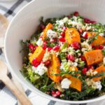 Quinoa-Chia-Salat mit Grünkohl, geröstetem Kürbis und Zitronen-Vinaigrette