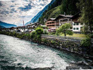 Brücke zwischen alt und neu im Lechtal: Stearawirts Hauserei