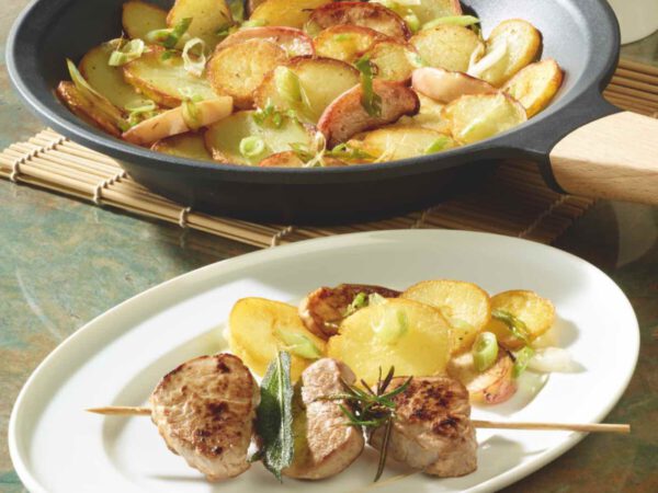 Kochen mit Apfel: Spieße braten mit Apfel - Kartoffel-Apfel-Pfanne