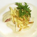 Blutwurstravioli mit Apfelschaumsauce und Kartoffelstroh