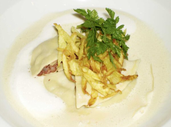 Blutwurstravioli mit Apfelschaumsauce und Kartoffelstroh