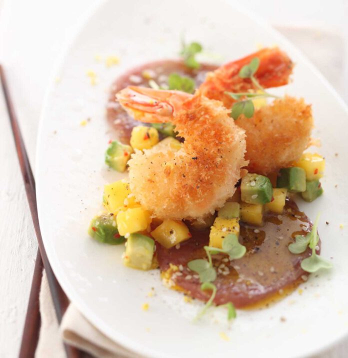 Marinierter Thunfisch mit Avocado-Mango-Tatar und gebackenen Riesengarnelen