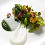 Olivier Nasti: Grüner Spargel aus dem Elsass, Sauerampfer, Schafsjoghurt, Getreidevinaigrette