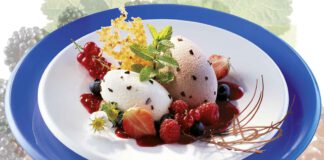 Stracciatella-Mousse mit Beerenfrüchten