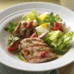 Gegrillte Putenbrust mit Ingwer und Avocadosalat