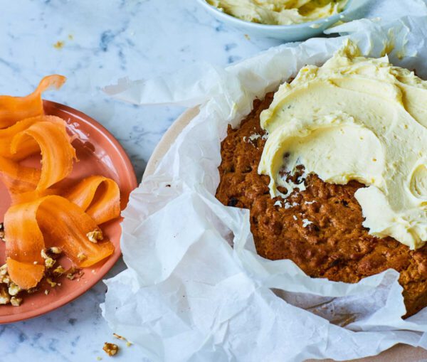 Veganer Karottenkuchen mit Orangentopping