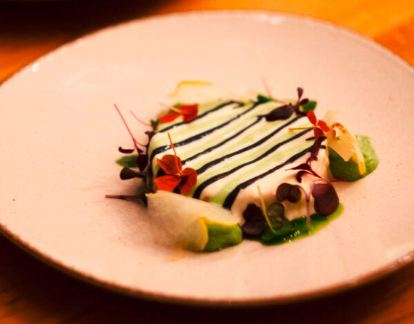 Lachs mit Kokos-Combawa-Sauce,Zitronenwürze und Avocado-Curd