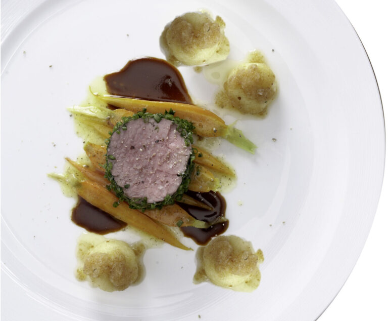 Johann Lafer: Pochiertes Kalbsfilet im Kräutermantel auf Vanille ...