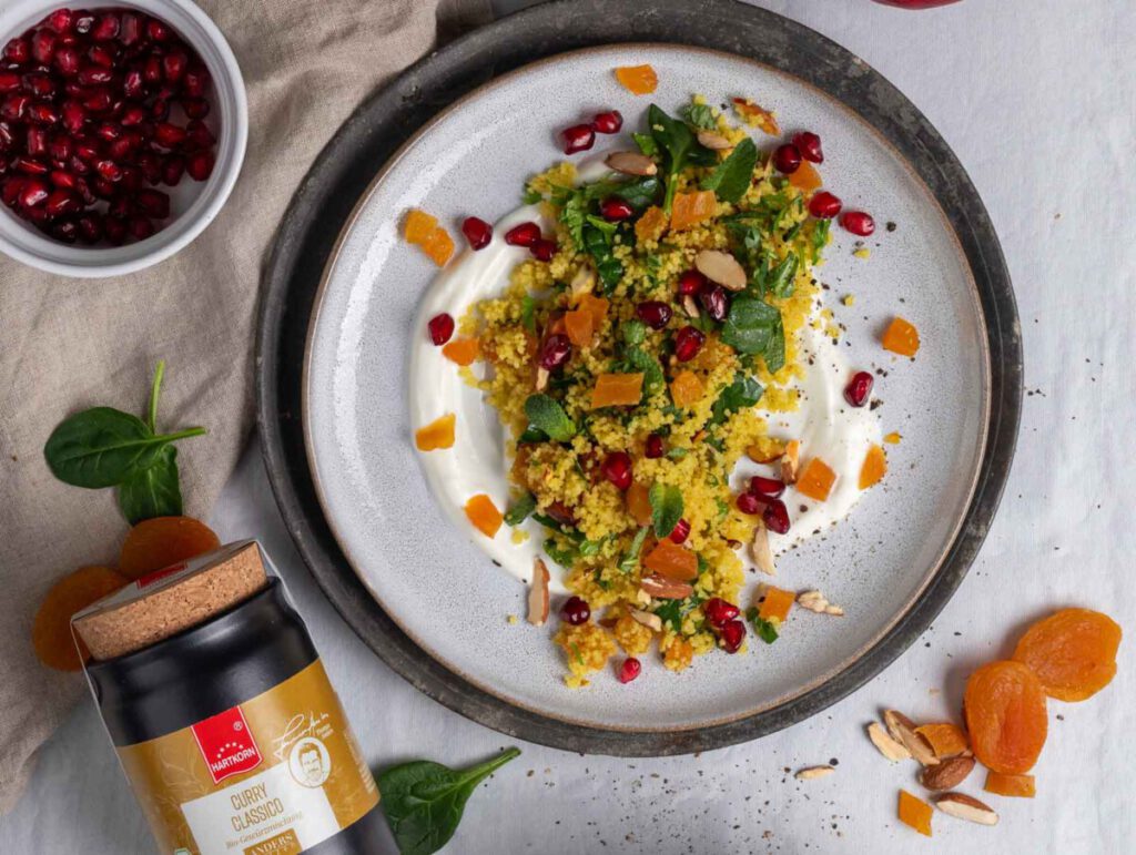 Curry-Couscous Salat mit Mandeln und Aprikosen - genießen und reisen
