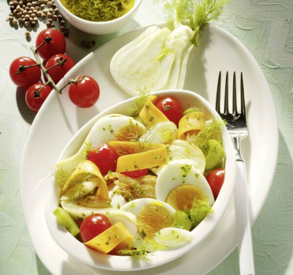 Frischer Gemüsesalat mit Eiern und Tomaten