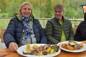 Gäste beim Forellen essen am Pillersee in Tirol: Restaurant Forellenranch