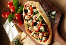 Pizza mit Feta und Spinat, Foto Wirths PR