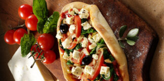 Pizza mit Feta und Spinat, Foto Wirths PR