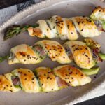 Blätterteigstangen mit grünem Spargel und Schwarzwälder Schinken, foto Schwarzwälder Schinken