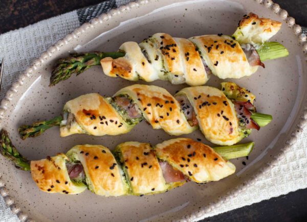 Blaetterteigstangen_mit_gruenem_Spargel_&_Schwarzwaelder_Schinken Blätterteigstangen mit grünem Spargel und Schwarzwälder Schinken, foto Schwarzwälder Schinken
