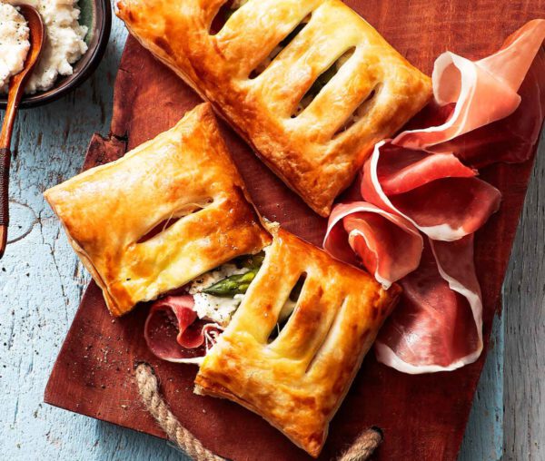 Blaetterteigtaschen_mit_Spargel_(c)_Consorzio_del_Prosciutto_di_Parma Blätterteigtaschen mit Spargel, Käse und Parmaschinken, foto Cons.Parma