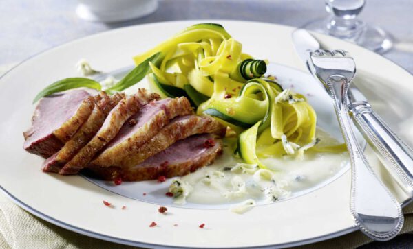 Entenbrust-in-Castello-Weisswein-Sauce Entenbrust in Castello-Weißweinsauce zu Zucchini-Bandnudeln, foto Castello
