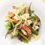 Farfalle Salat mit Sommergemüse und gebratenen Garnelen, foto Lafer