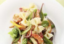 Farfalle Salat mit Sommergemüse und gebratenen Garnelen, foto Lafer