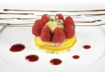Sommerliche Pfirsich-Tarte, Schaum von Himbeeren und Noilly Prat, Zitronen-Thymian-Sorbet, foto Noilly Prat