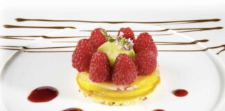 Sommerliche Pfirsich-Tarte, Schaum von Himbeeren und Noilly Prat, Zitronen-Thymian-Sorbet, foto Noilly Prat