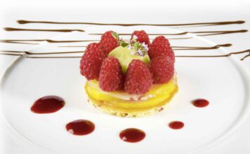 Sommerliche Pfirsich-Tarte, Schaum von Himbeeren und Noilly Prat, Zitronen-Thymian-Sorbet, foto Noilly Prat